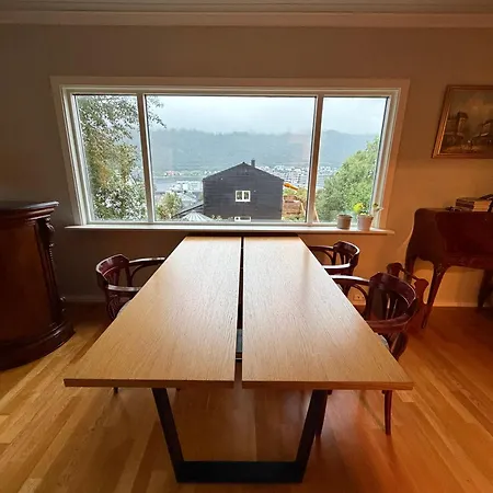 Rum i privatbostad Rom I Koselig, Gammelt Hus Sentralt I