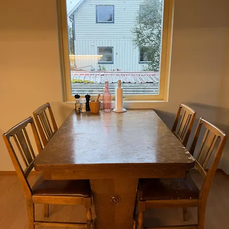 Rom I Koselig, Gammelt Hus Sentralt I Rum i privatbostad