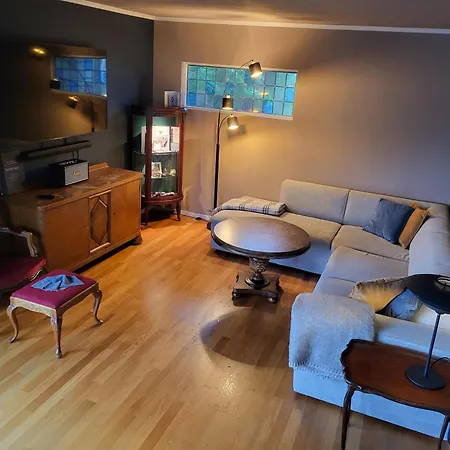 Rom I Koselig, Gammelt Hus Sentralt I Rum i privatbostad