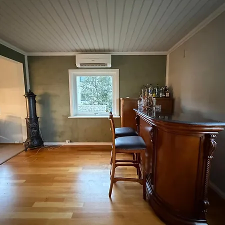 Rom I Koselig, Gammelt Hus Sentralt I Rum i privatbostad *